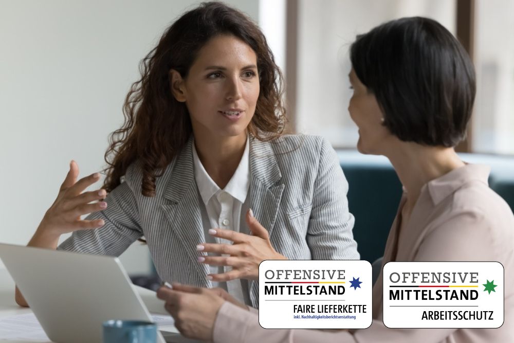 Zwei Geschäftsfrauen bei einer Besprechung © fizkes/Shutterstock.com