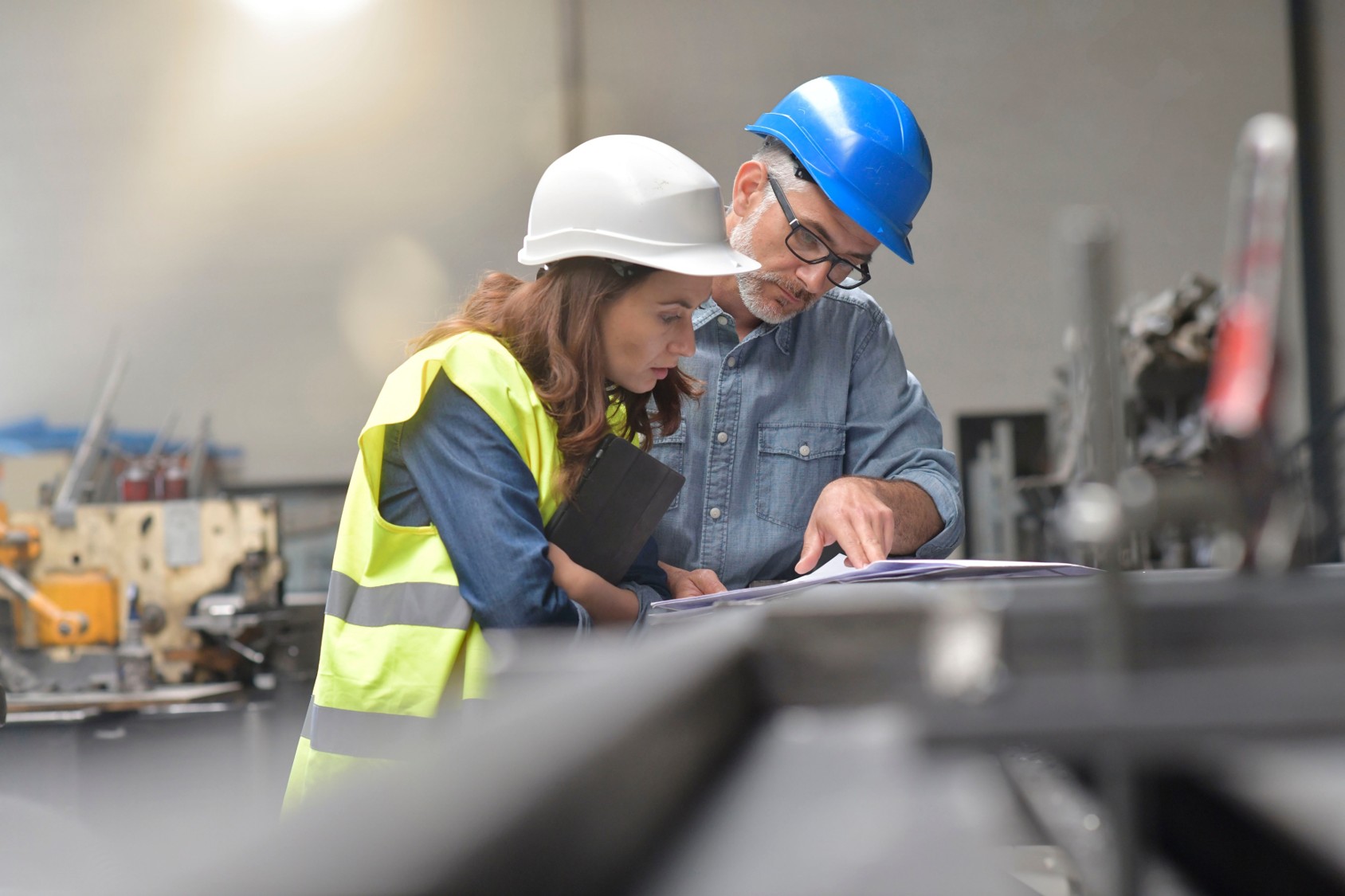 Betriebsleiter und Ingenieur der Metallindustrie © goodluz/Shutterstock.com 